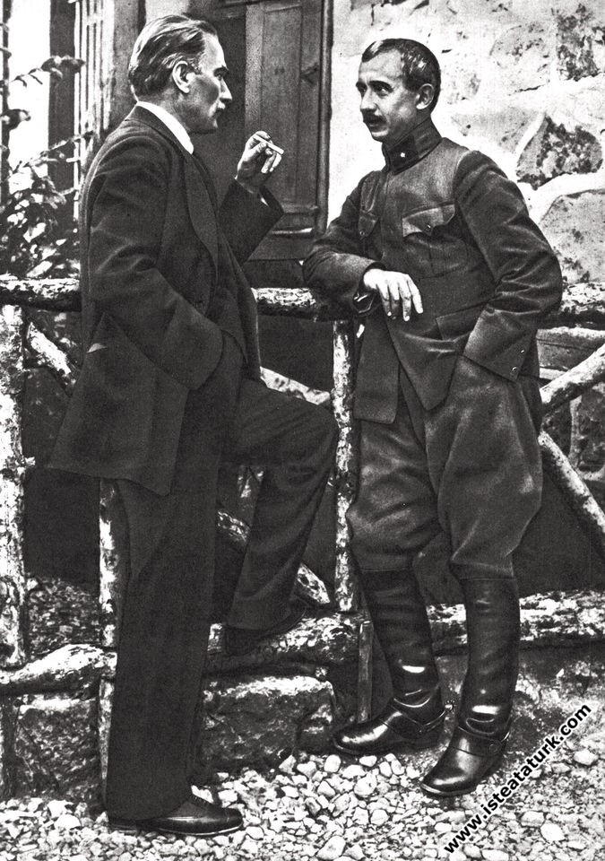 Mustafa Kemal, Çankaya'da İsmet İnönü ile beraber. (04.06.1921)
