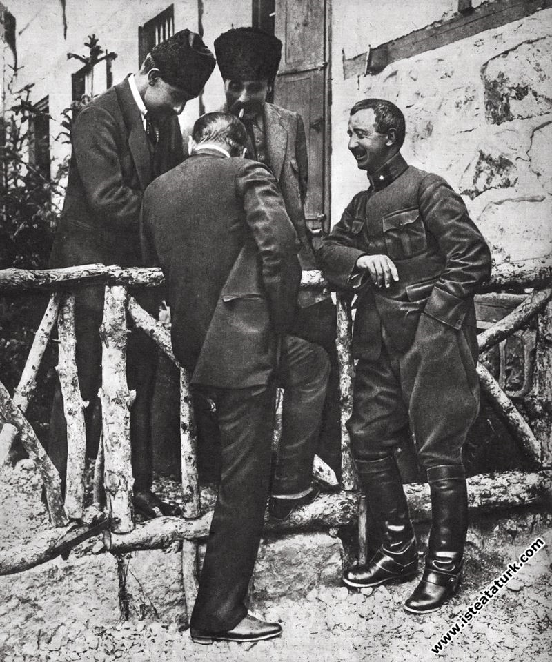 Mustafa Kemal, Çankaya'da İsmet İnönü ve Süvari Tümeni Komutanlarından Çolak İbrahim ile beraber. (04.06.1921)
