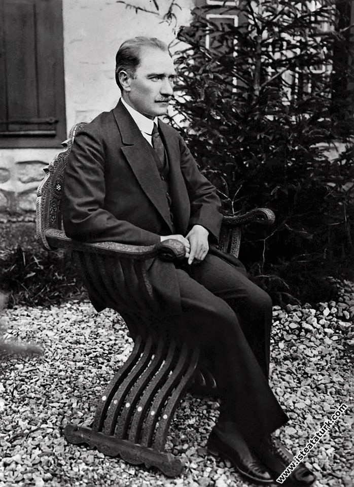 Mustafa Kemal Atatürk, Çankaya Köşkü bahçesi...