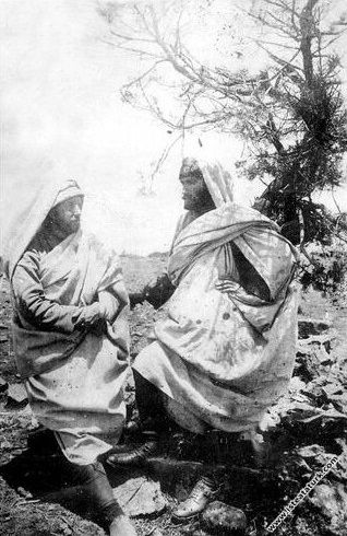 Trablusgarp'ta yerli kıyafetleriyle. (1912)...