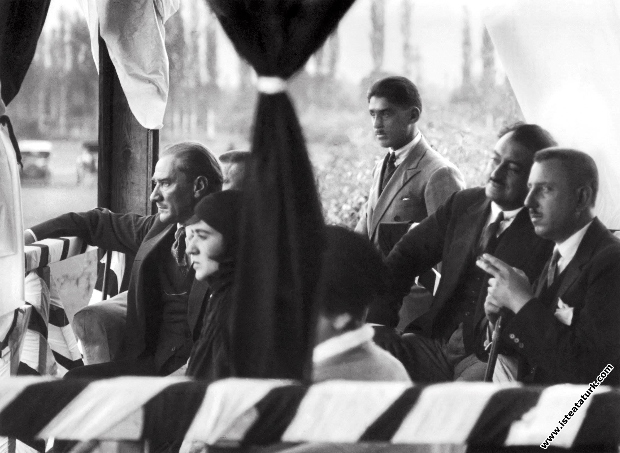 Mustafa Kemal Atatürk, Fuat Bulca ve Dr.Rasim Ferit ile Bursa'da Fenerbahçe-Bursa, Ankara Muhafız Gücü karma futbol takımları arasındaki maçı izlerken. (01.10.1925)