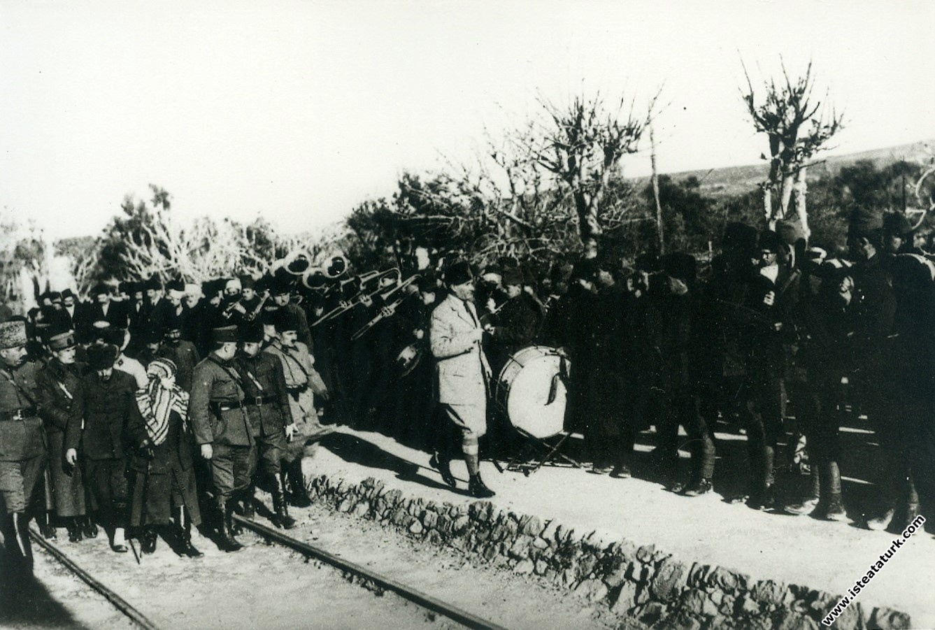 Başkomutan Mustafa Kemal Paşa, Menemen'de. (26 O...