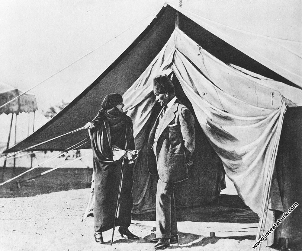 Mustafa Kemal ve Eşi Latife Hanım çadır önün...