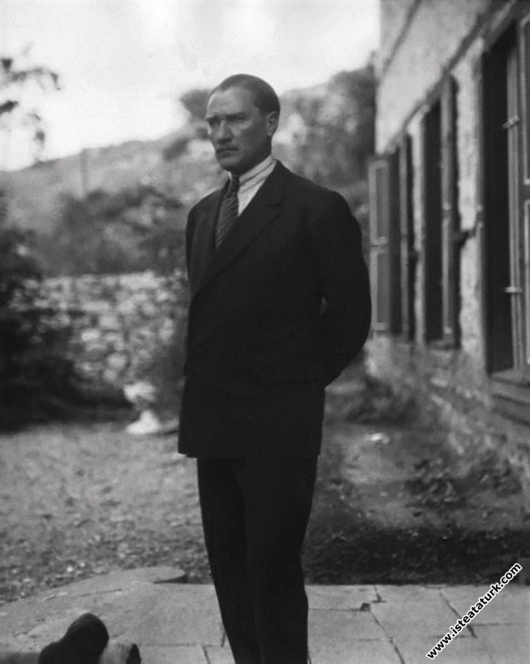 Gazi Mustafa Kemal Atatürk Çankaya Köşkü önünde, Ankara. (1923)