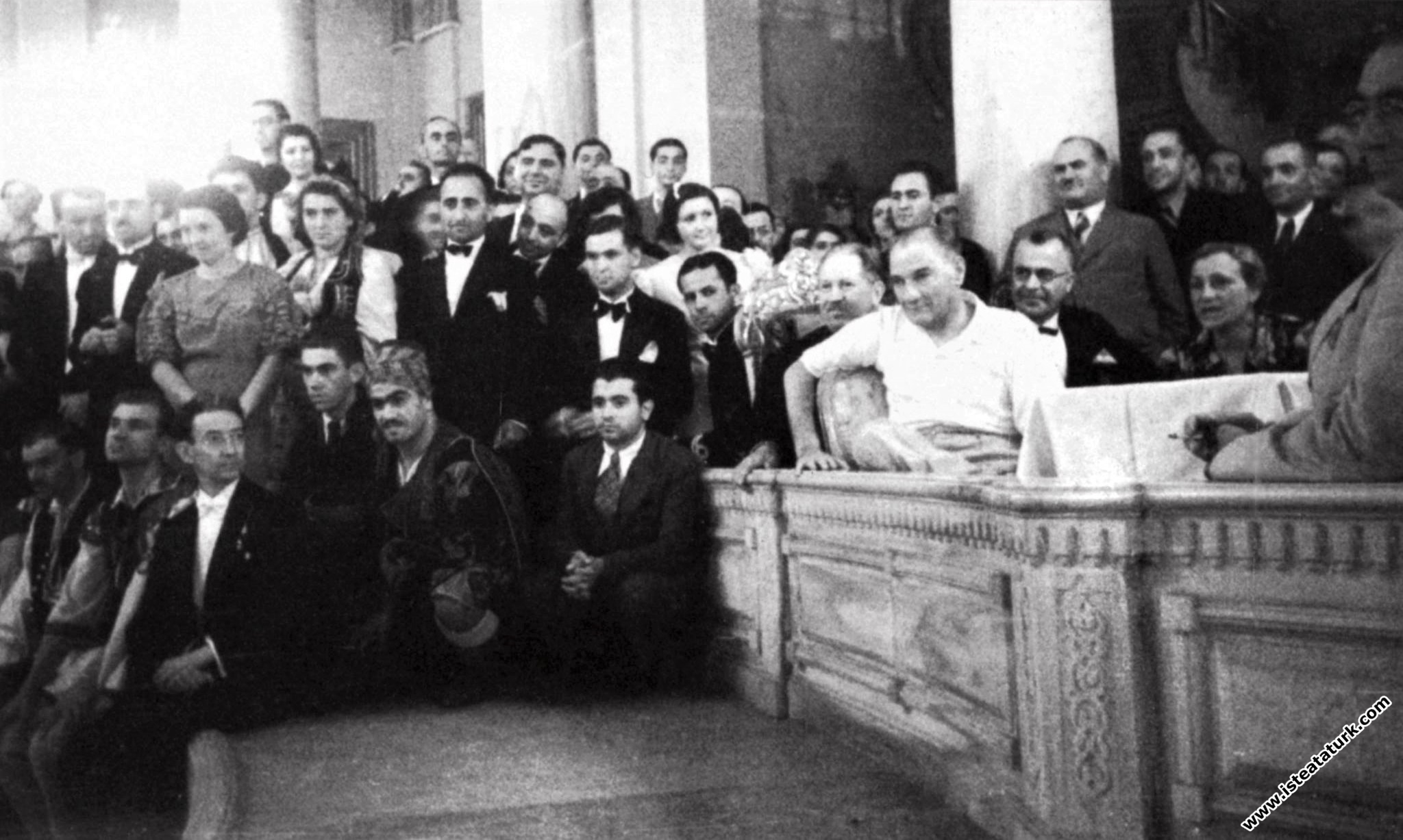 Mustafa Kemal Atatürk Beylerbeyi Sarayı'nda düzenlenen, Balkan Ülkeleri halk oyunları ekiplerinin katıldığı festivalde. (2-3.09.936)