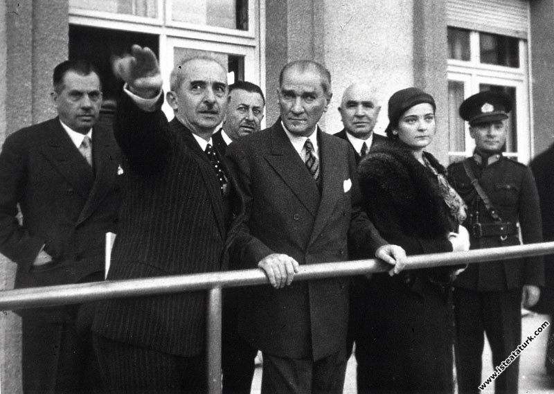 Atatürk, Ankara Sergi Evi’nde Yerli Malları Se...