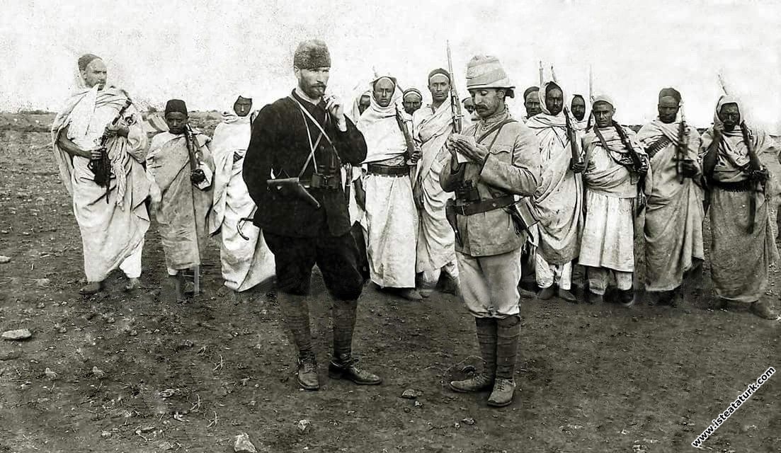 Kurmay Binbaşı Mustafa Kemal Derne'de mücahit bedevi kuvvetler önünde emirlerini yazdırırken. (08.05.1912)