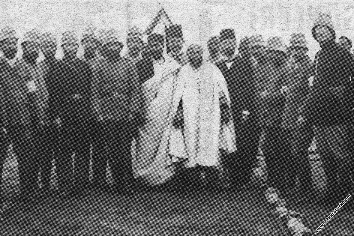 Derne'de Enver Paşa ve Mısır Kızılay görevlileri ile birlikte.(01.04.1912)