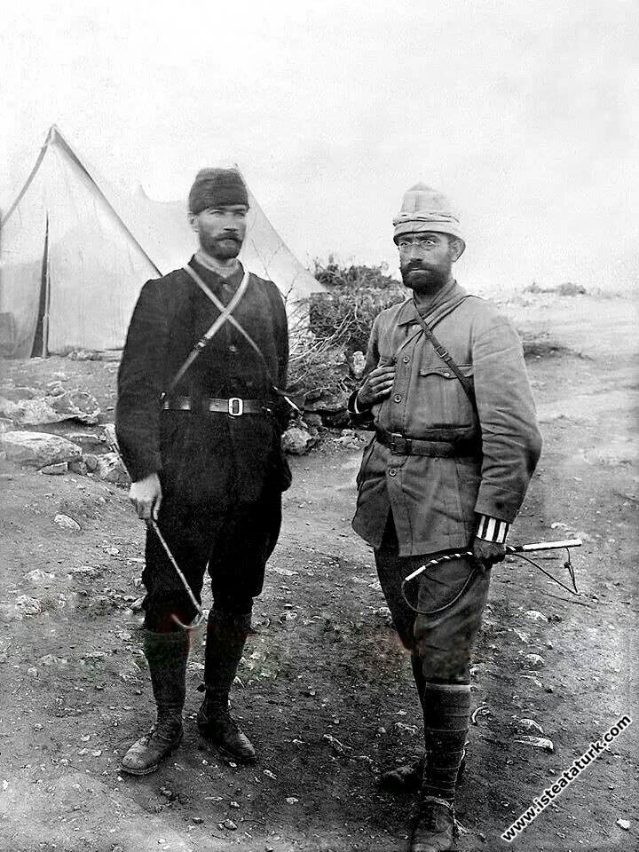 Derne Komutanı Kurmay Binbaşı Mustafa Kemal ve Nuri Conker. (9.01.1912)