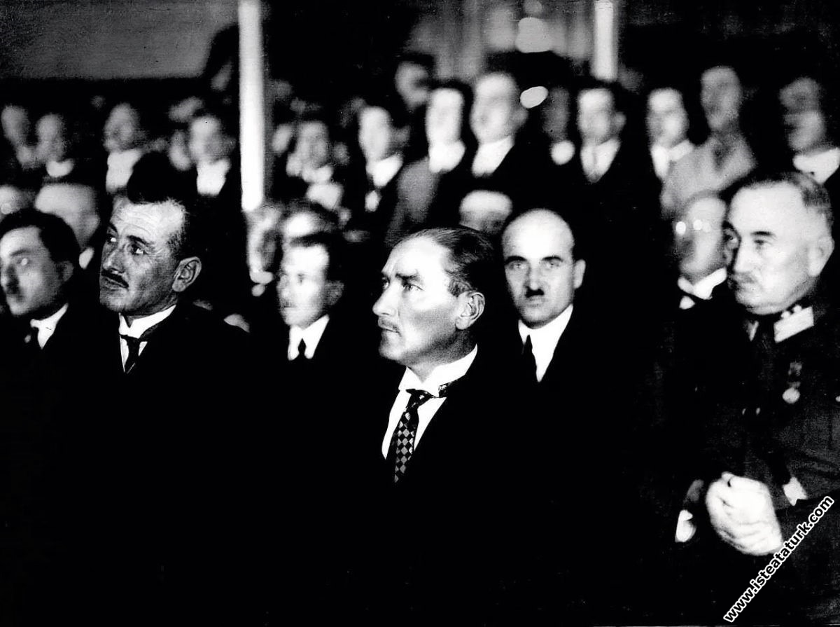 Mustafa Kemal Atatürk Ankara Hukuk Fakültesi'nin açılışında nutukları dinlerken. (05.11.1925)