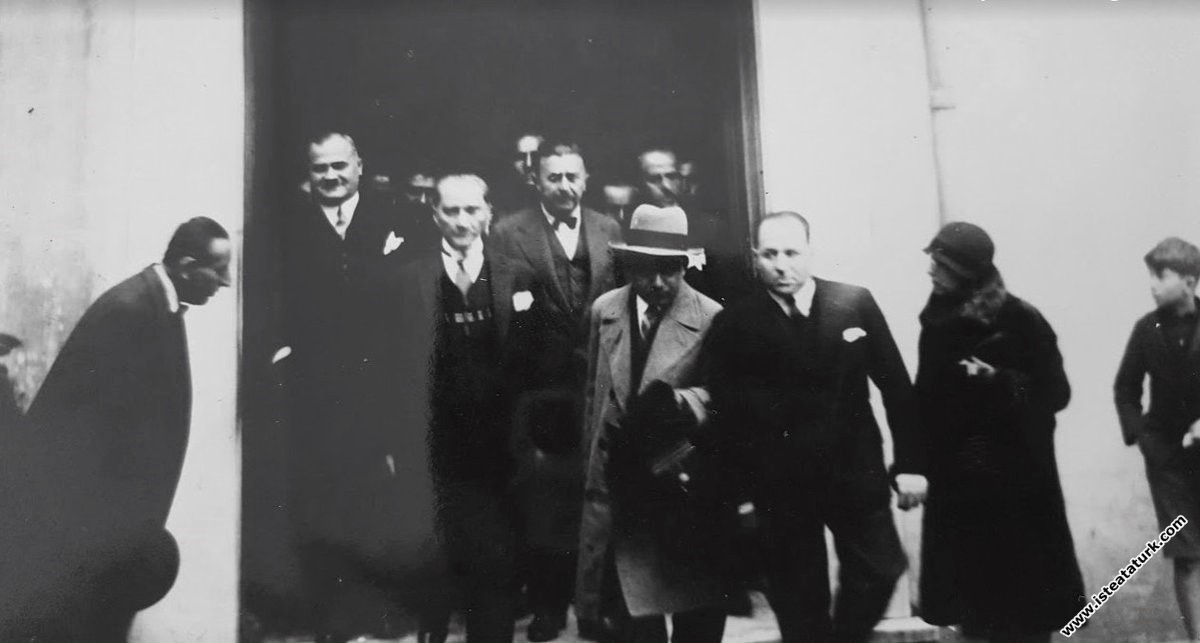 Mustafa Kemal Atatürk İstanbul Galatasaray Lisesi'nde. (02.12.1930)