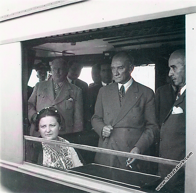 Mustafa Kemal Atatürk ve Afet İnan, Sümerbank Nazilli Basma Fabrikası'nın açılışında, Nazilli'den ayrılırken. (09.10.1937)