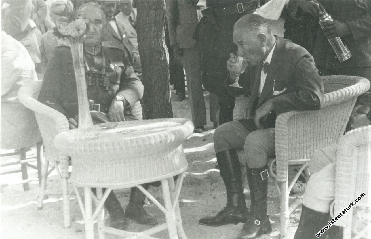 Mustafa Kemal Atatürk Ege Manevralarında dinlenirk...