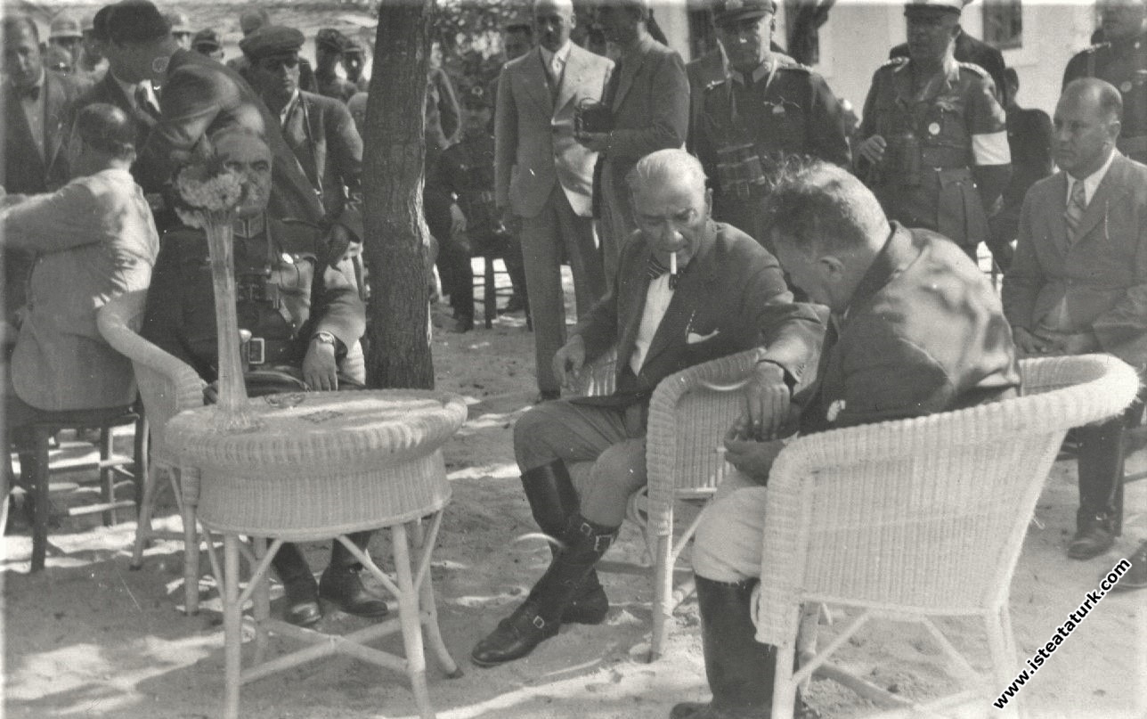 Mustafa Kemal Atatürk Ege Manevralarında dinleni...