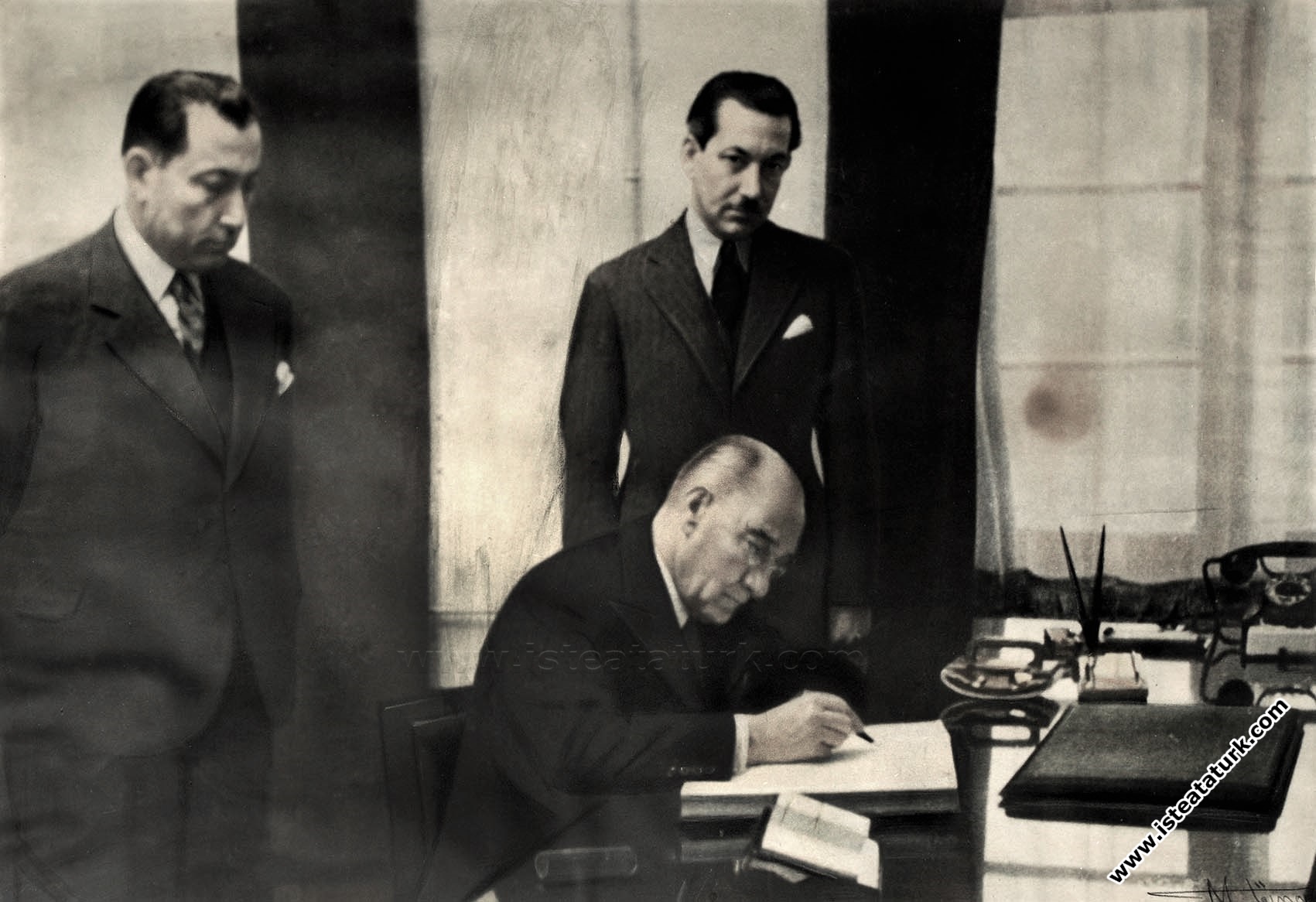 Atatürk Bursa Sümerbank Merinos Fabrikası'nı açtıktan sonra tesisleri gezerken. (02.02.1938)