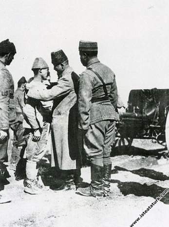 Mustafa Kemal Paşa'nın Akşehir'de Batı Cephesi Karargahı'nda denetlemelerde bulunması. (23.07.1922)