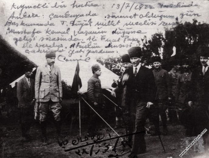 Mustafa Kemal Paşa, Salih Bozok'un oğlu Cemil'in sünnet düğününe gelirken, Çankaya Köşkü Bahçesi, Ankara. (13.07.1922)