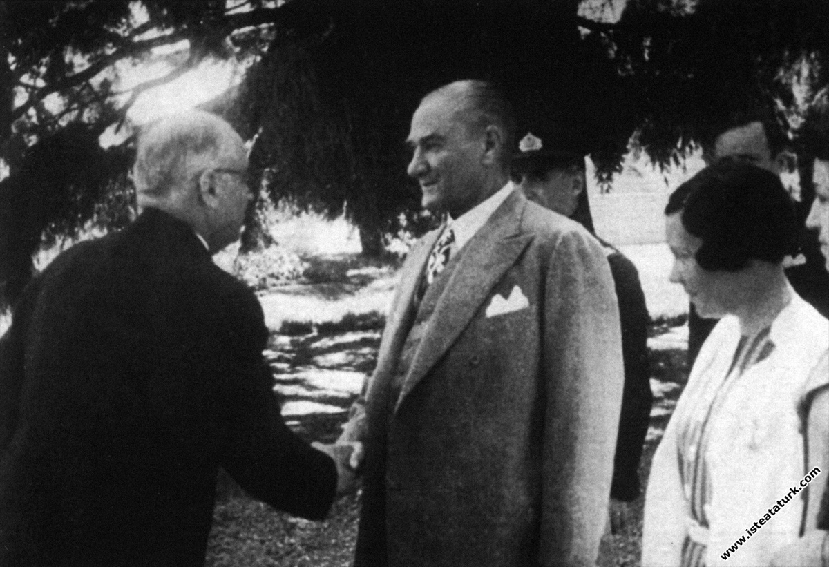 Atatürk Savarona Yatı'na gitmek üzere Dolmabahçe Sarayından ayrılmadan önce,  Başbakan Celal Bayar ile birlikte. (1 Haziran 1938)