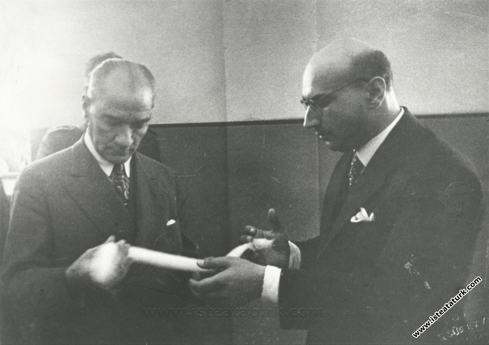 Atatürk, Sümerbank Nazilli Basma Fabrikasının açılışında, Nazilli Basma Fabrikası'nın işletme müdürü Fazlı Turga'dan bilgi alırken. (9.10.1937)