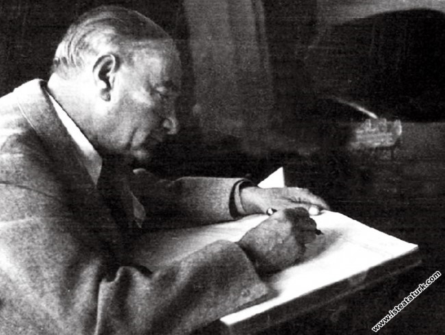 Mustafa Kemal Atatürk, Bursa Gemlik Suni İpek Fabrikası’nın açılışında fabrika şeref defterine yazarken. (1 Şubat 1938)