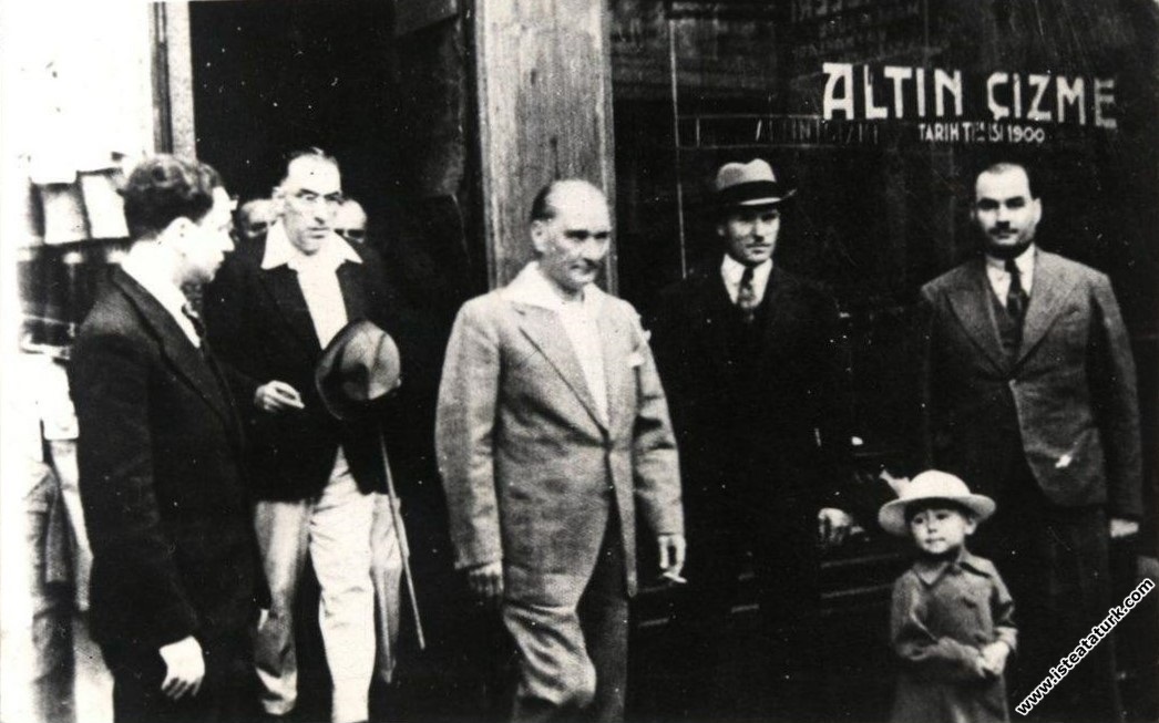 Mustafa Kemal Atatürk ayakkabılarını yaptırdığı Altın Çizme'den çıkarken, İstanbul. (05.09.1934)