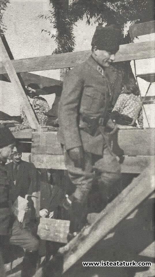 Başkomutan Mustafa Kemal Paşa, Ankara Hipodrom'da komutanlar ile at yarışlarında. (11.11.1921)