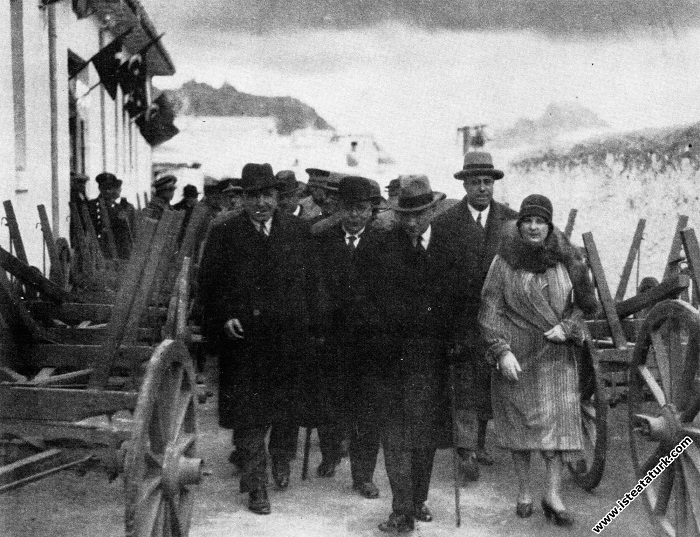Mustafa Kemal Atatürk Afyon'da köylü arabalarının yapılışını incelerken. (02.03.1931)