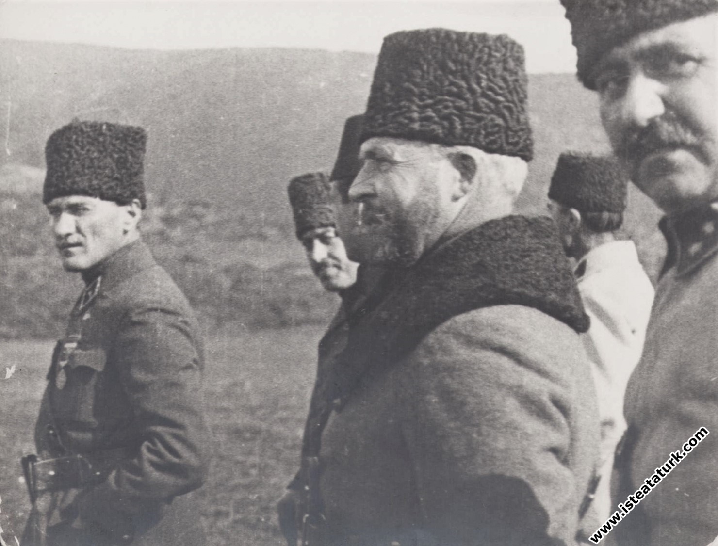 Başkomutan Mustafa Kemal, beraberindeki komutanla...