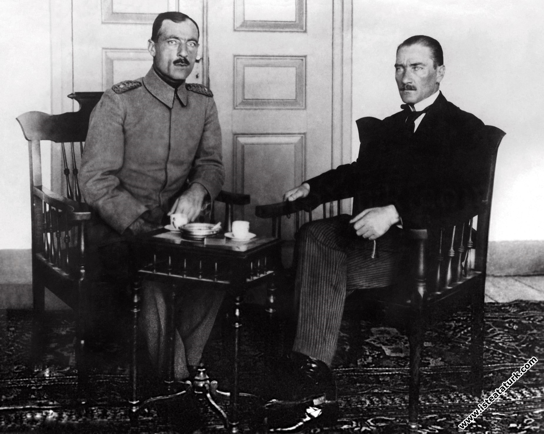 Mustafa Kemal,  5. Kafkas Tümeni Kumandanı Cemil Cahit Bey (Toydemir) ile birlikte Amasya'da. (24-25.10. 1919)