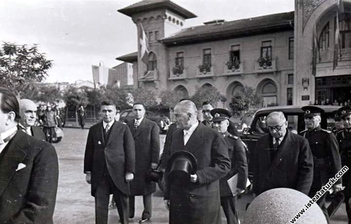 Mustafa Kemal Atatürk TBMM'nin açılış konuşmasını yapmak üzere meclise gelirken. (01.11.1937)