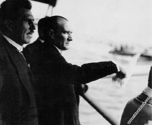 Mustafa Kemal Ertuğrul Yatı ile İstanbul'a girerken İstanbulluları selamlıyor. (01.07.1927)