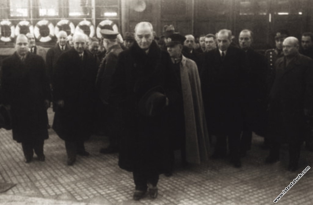 Mustafa Kemal Atatürk Haydarpaşa Garı'nda (24.02.1...