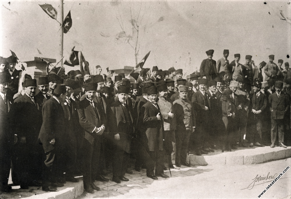 Mustafa Kemal Paşa, Ali Fethi Bey, Fevzi Paşa, Karabekir Paşa ve Latife Hanım Meclis binasının önünde, Ulus, Ankara. (23.04.1924)