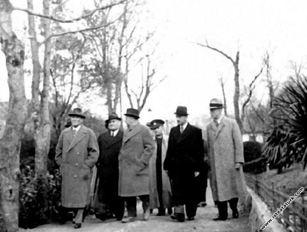 Mustafa Kemal Atatürk, Dahiliye Vekili Şükrü Kaya ile birlikte Çelik Palas Oteli'nin bahçesinde gezinti sırasında. (03.02.1938)