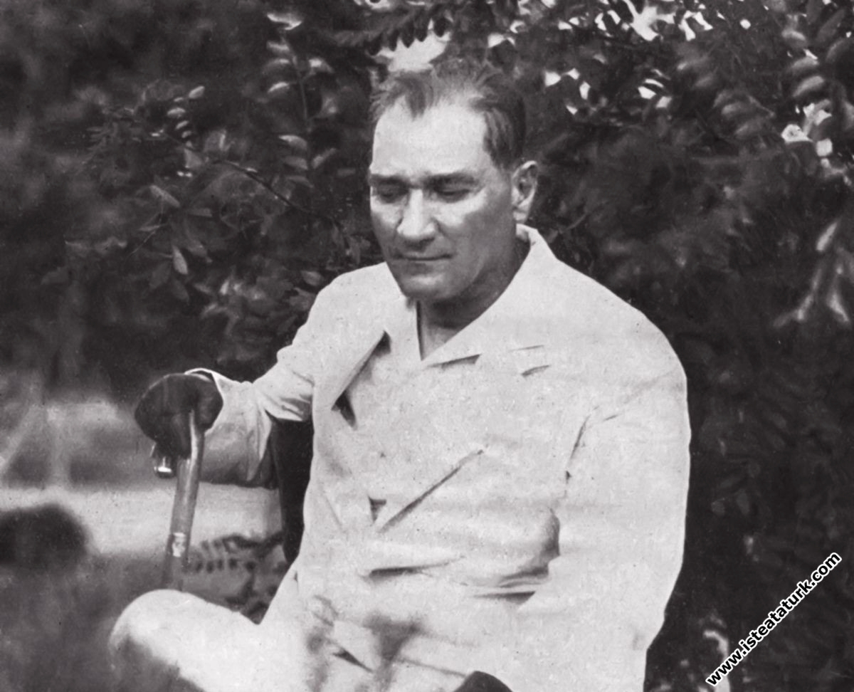 Mustafa Kemal Atatürk Gazi Orman Çiftliği'nde dinlenirken. (14.07.1929)