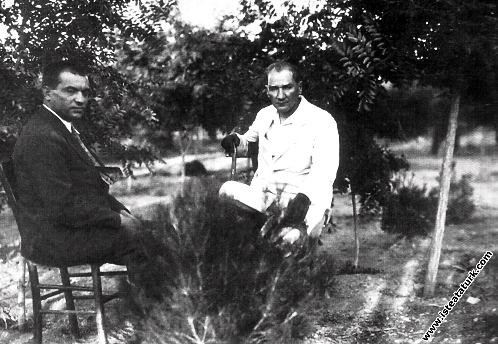 Mustafa Kemal Atatürk Gazi Orman Çiftliği'nde istirahat ederken. (14.07.1929)