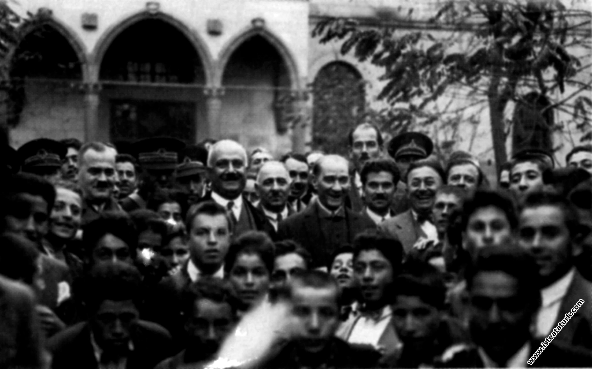 Mustafa Kemal Atatürk Kayseri Lisesi öğretmen ve öğrencileriyle birlikte. (18 Kasım 1930)