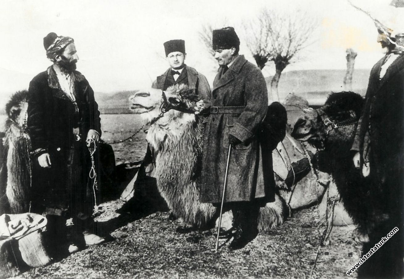Cepheye yiyecek götüren devecilerle, Ankara yak�...