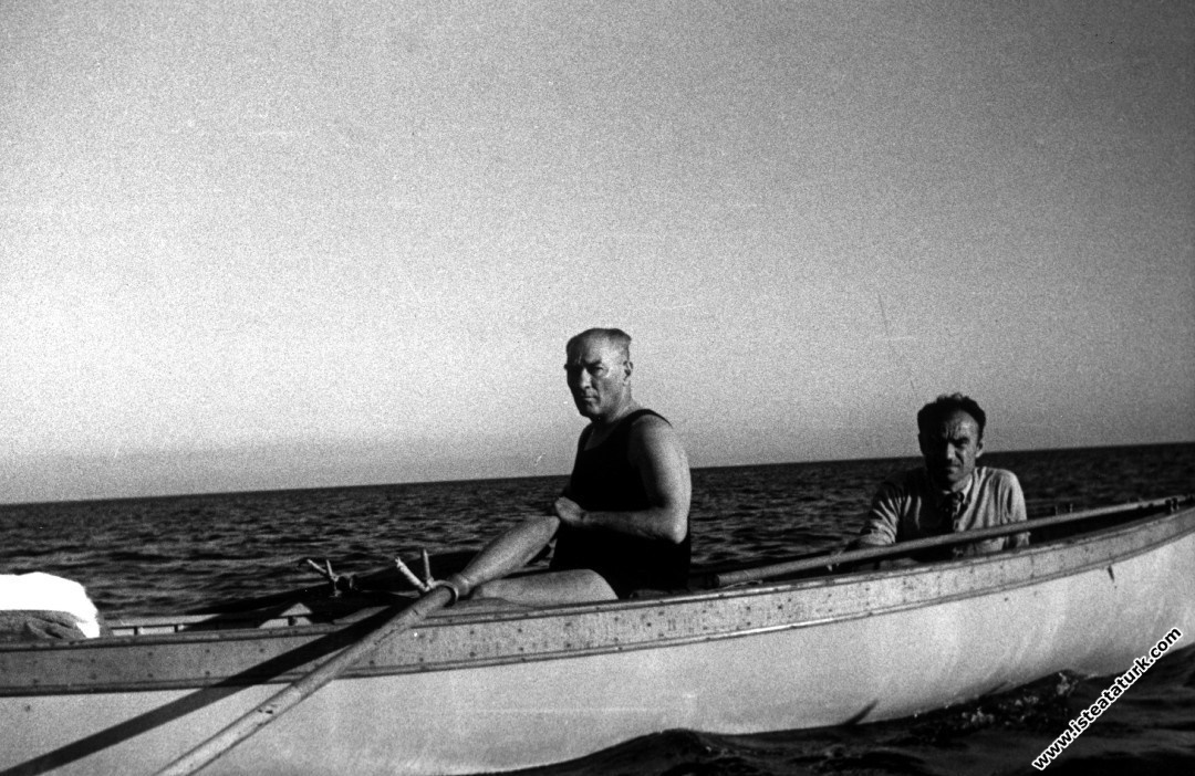 Atatürk, Florya'da sandalda kürek çekerken. (17.07.1936)