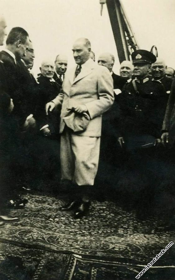 Mustafa Kemal Atatürk'ün Trabzon Gezisinde törenle karşılanışı. (10.06.1937)