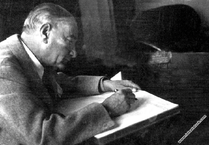 Mustafa Kemal Atatürk, Bursa Gemlik Suni İpek Fabrikası’nın açılışında fabrika şeref defterine yazarken. (1 Şubat 1938)