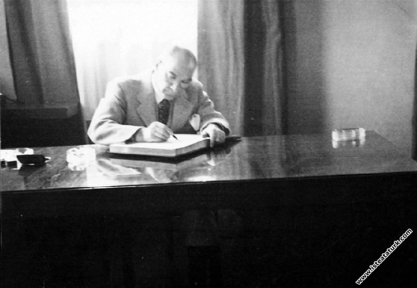 Mustafa Kemal Atatürk, Bursa Gemlik Suni İpek Fabrikası’nın açılışında fabrika şeref defterine yazarken. (01. 02.1938)