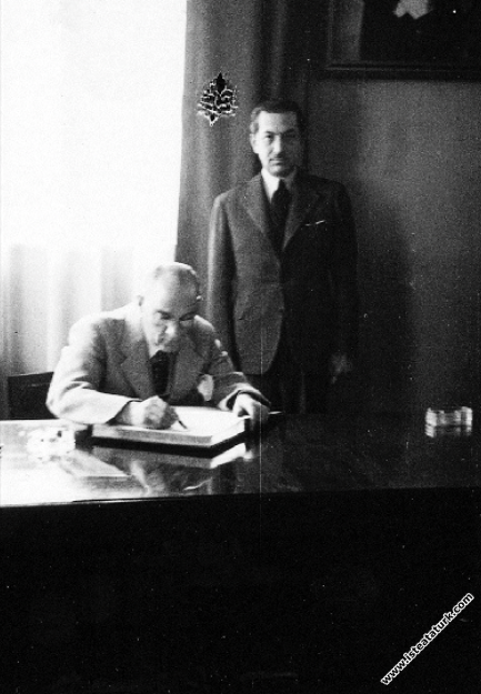 Mustafa Kemal Atatürk, Bursa Gemlik Suni İpek Fabrikası’nın açılışında fabrika şeref defterine yazarken. (01.02.1938)