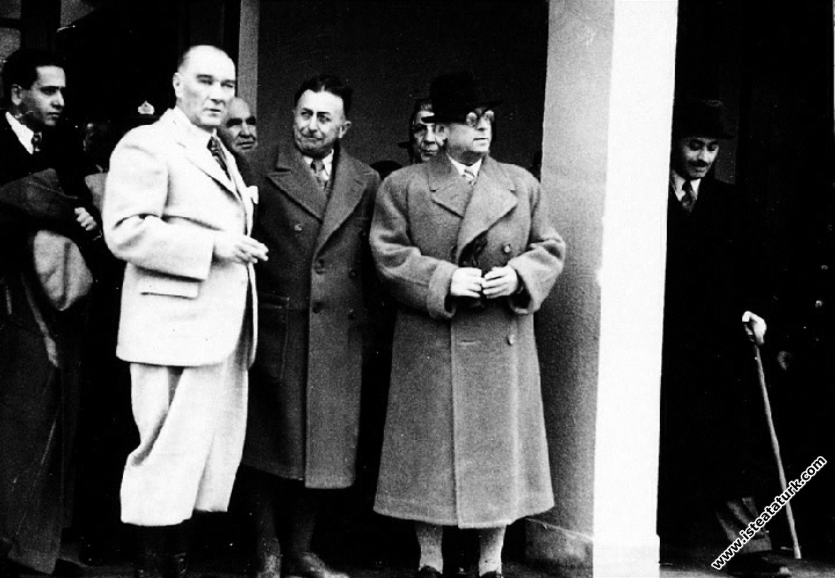 Mustafa Kemal Atatürk, Bursa Gemlik Suni İpek Fabrikası’nın açılışında. (01.02.1938)
