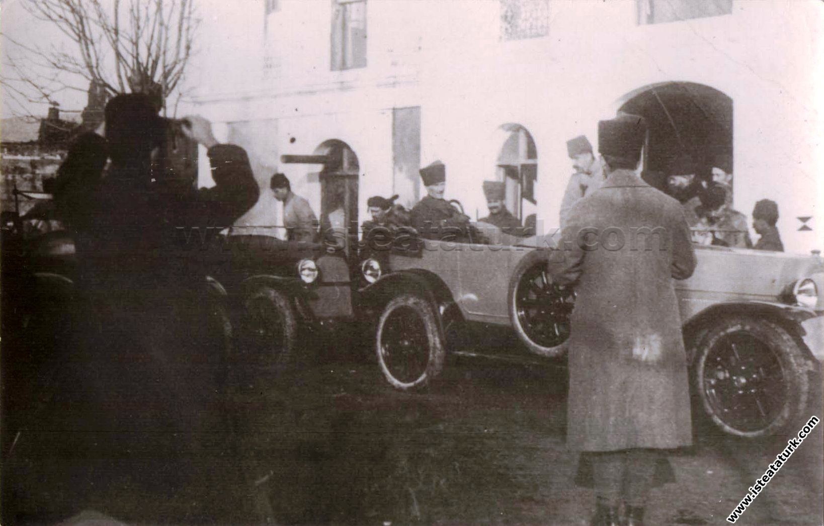 Başkomutan Mustafa Kemal Paşa İzmit Hükümet Konağı'ndan Çıkarken. (18.01.1923)