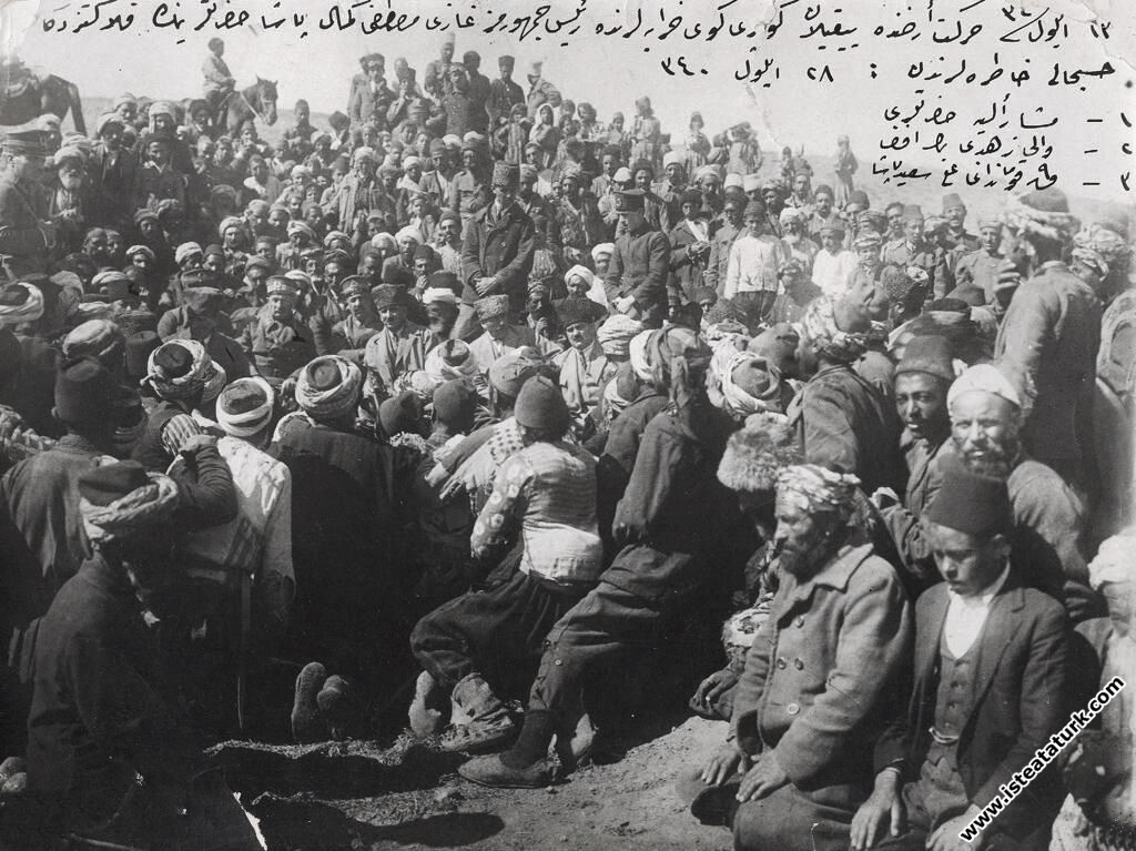 Mustafa Kemal Paşa Erzurum Hasankale'de (Pasinler) vatandaşlar arasında. (2 Ekim 1924)