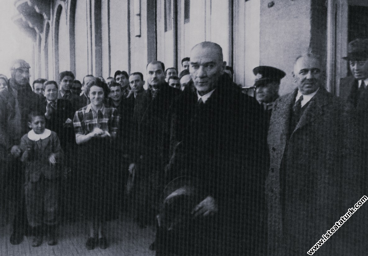 Mustafa Kemal Atatürk’ün Evkaf Apartmanı’ndaki Ankara Üniversitesi Dil ve Tarih-Coğrafya Fakültesi'ni ziyareti.  (04.03.1938)