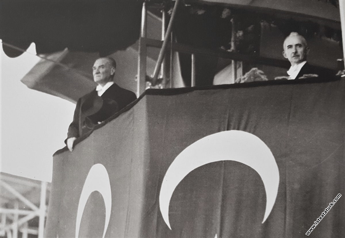 Mustafa Kemal Atatürk Cumhuriyet Bayramı Törenleri'nde, hipodrom alanında. (29.10.1936)
