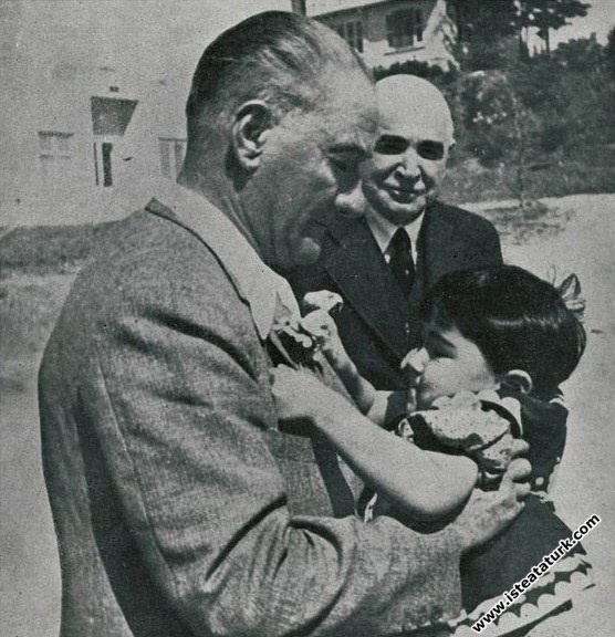 Mustafa Kemal Atatürk manevi kızı Ülkü ile birlikte, Florya, İstanbul. (17.06.1936)