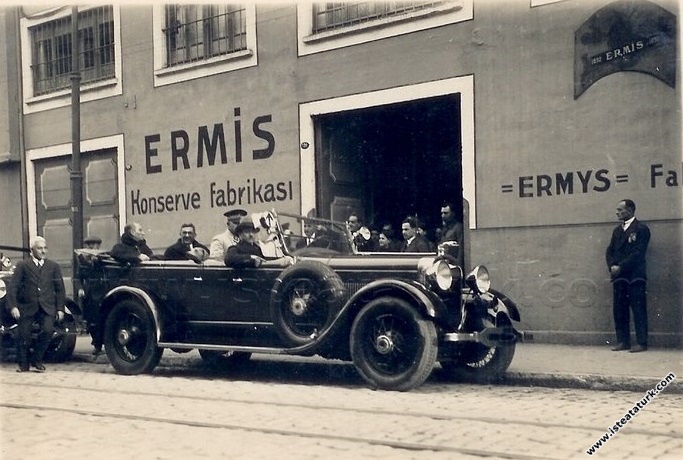 Atatürk'ün İstanbul Dolmabahçe Caddesinde bulunan Ermis Emniyet Kartal Konserve Fabrikası'nı ziyareti. (16.12.1930)